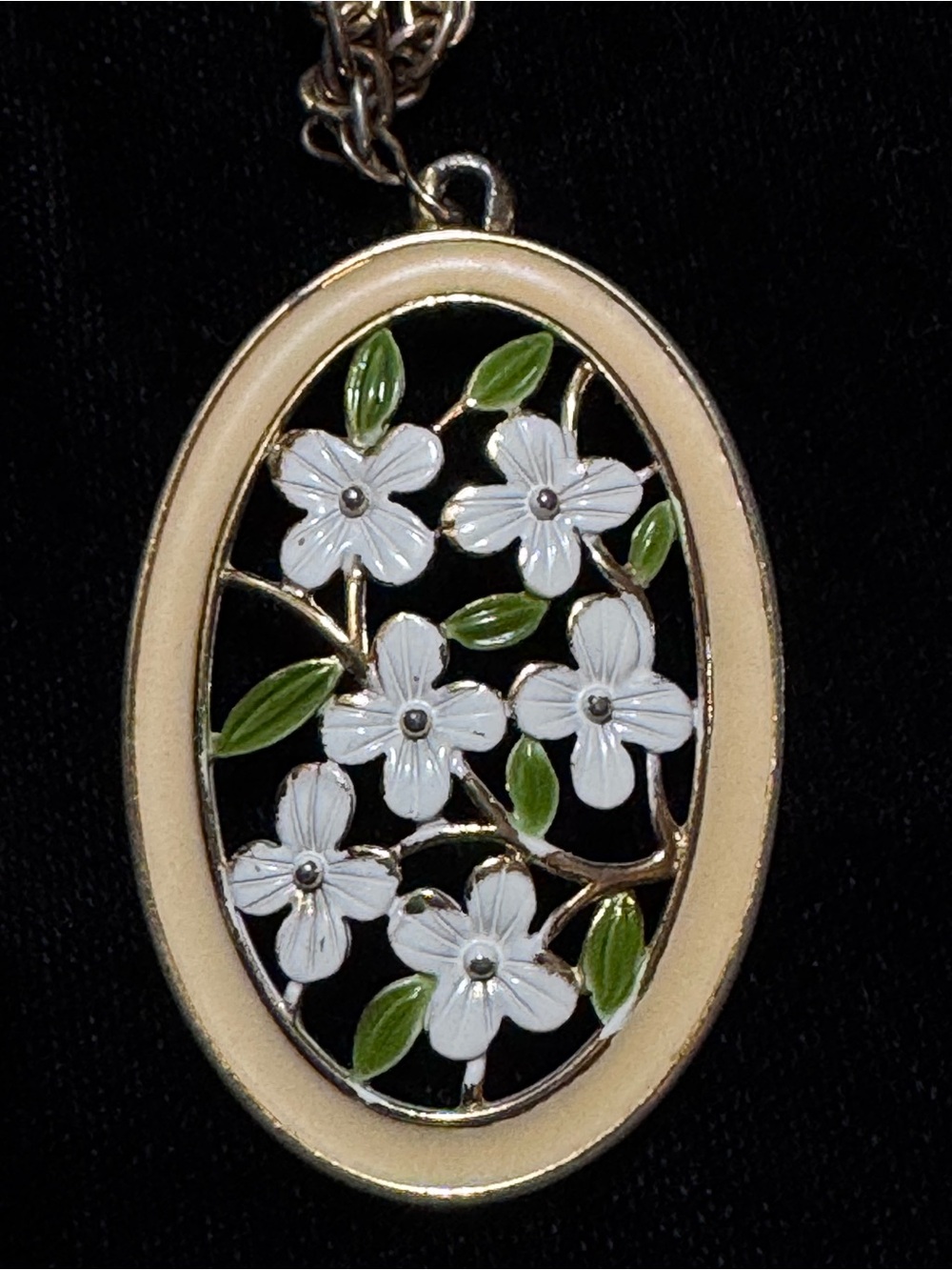 Enameled Flower Pendant Necklace 
Vintage